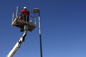 Operaio su cestello elevatore con lampione led a risparmio energetico